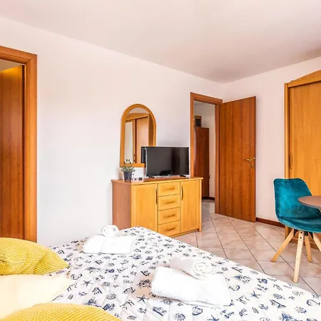 Stunning In With Wifi بيت للعطل Veli Lošinj